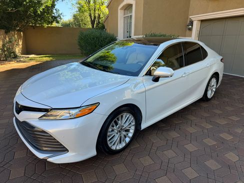 Used 2018 Toyota Camry XLE image 9