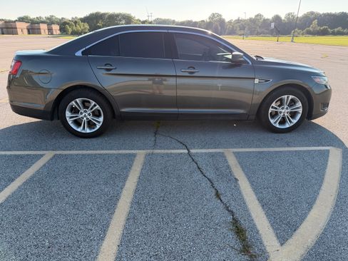 Used 2017 Ford Taurus SE FWD image 4