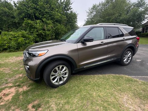 Used 2021 Ford Explorer Limited w/ Equipment Group 301A AWD/4WD image 2