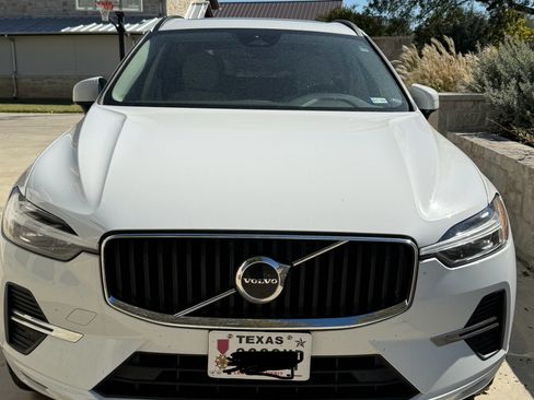 Used 2022 Volvo XC60 B5 Momentum image 2