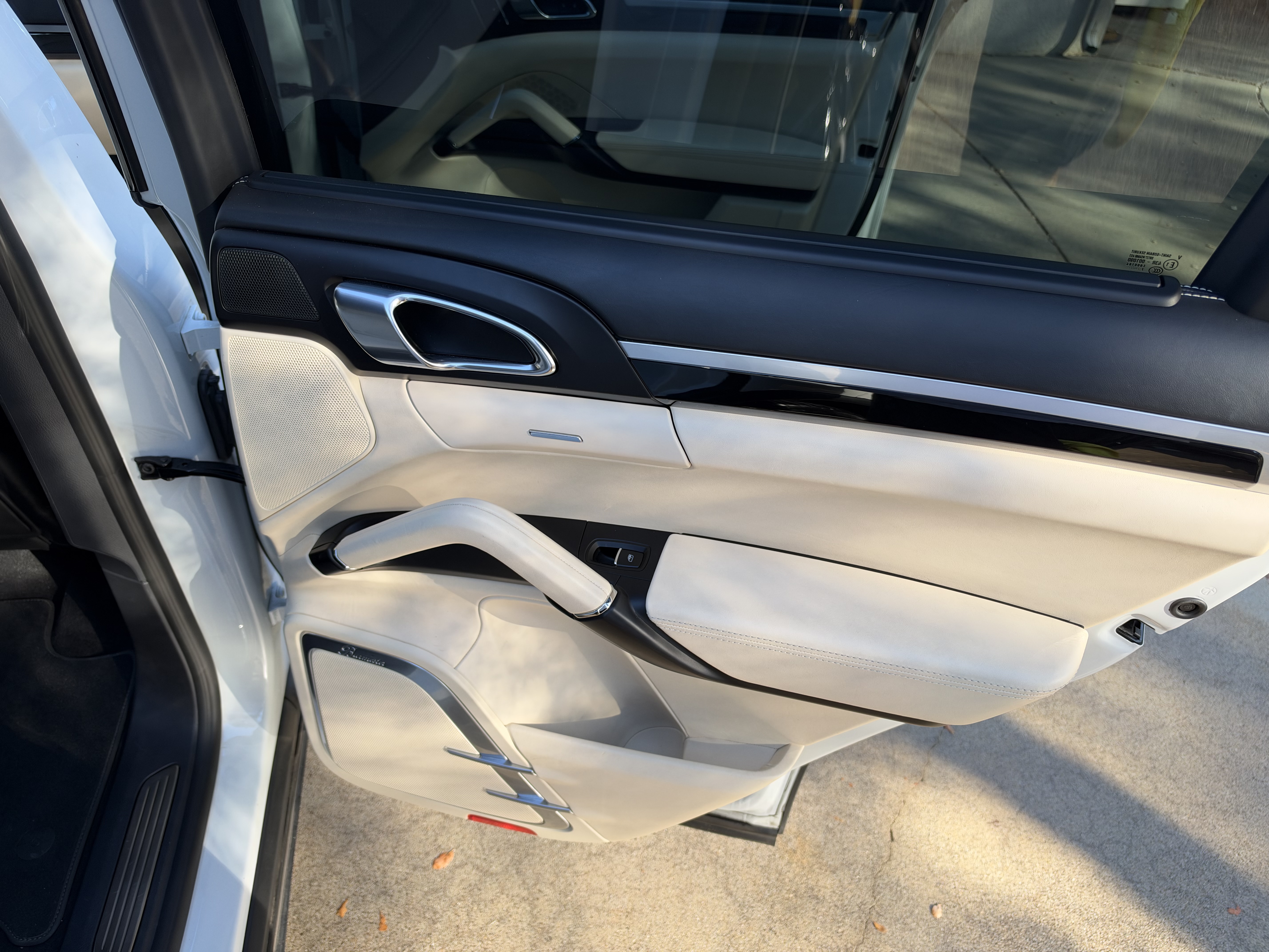 Used 2018 Porsche Cayenne AWD/4WD image 25