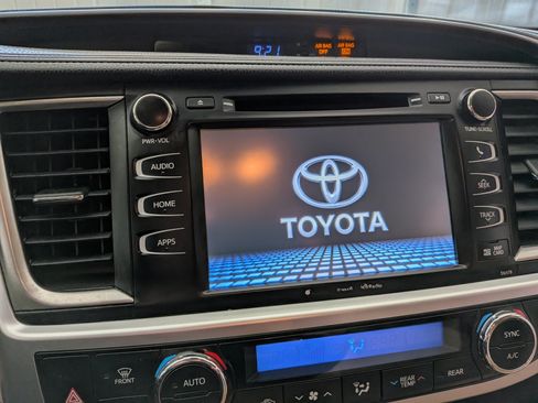 Used 2017 Toyota Highlander XLE image 12