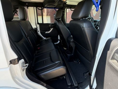 Used 2013 Jeep Wrangler Unlimited Sahara w/ Connectivity Group AWD/4WD image 10