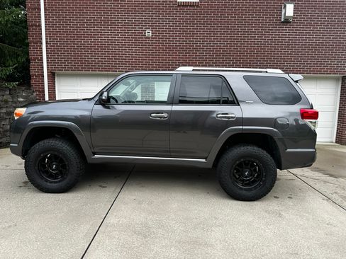 Used 2010 Toyota 4Runner SR5 AWD/4WD image 4