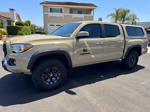 Used 2020 Toyota Tacoma TRD Off-Road w/ Technology Package AWD/4WD image 1