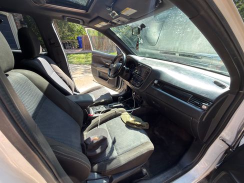 Used 2018 Mitsubishi Outlander LE FWD image 2
