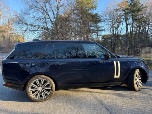 Used 2023 Land Rover Range Rover Long Wheelbase Autobiography image 4