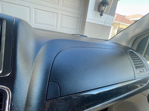 Used 2012 Chrysler Town & Country Limited image 9