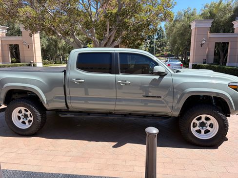 Used 2022 Toyota Tacoma TRD Sport w/ Technology Package AWD/4WD image 10