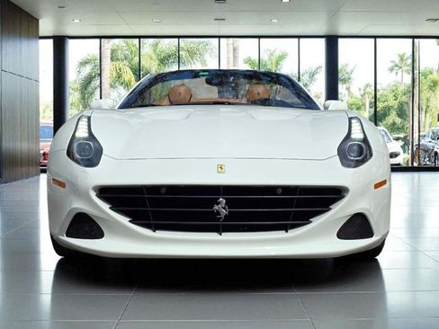 Used 2016 Ferrari California T image 5