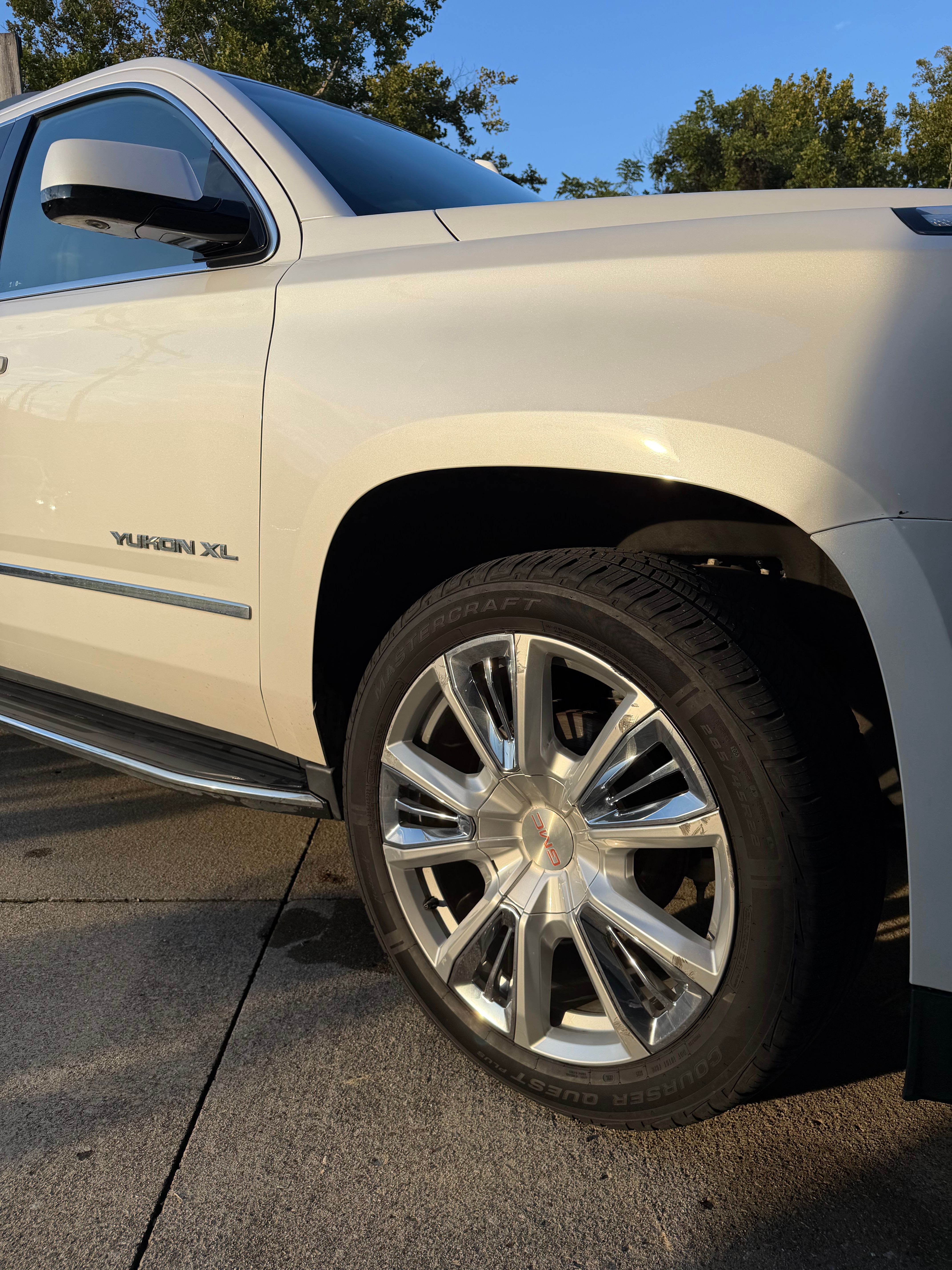 Used 2017 GMC Yukon XL SLT w/ Premium Edition AWD/4WD image 8