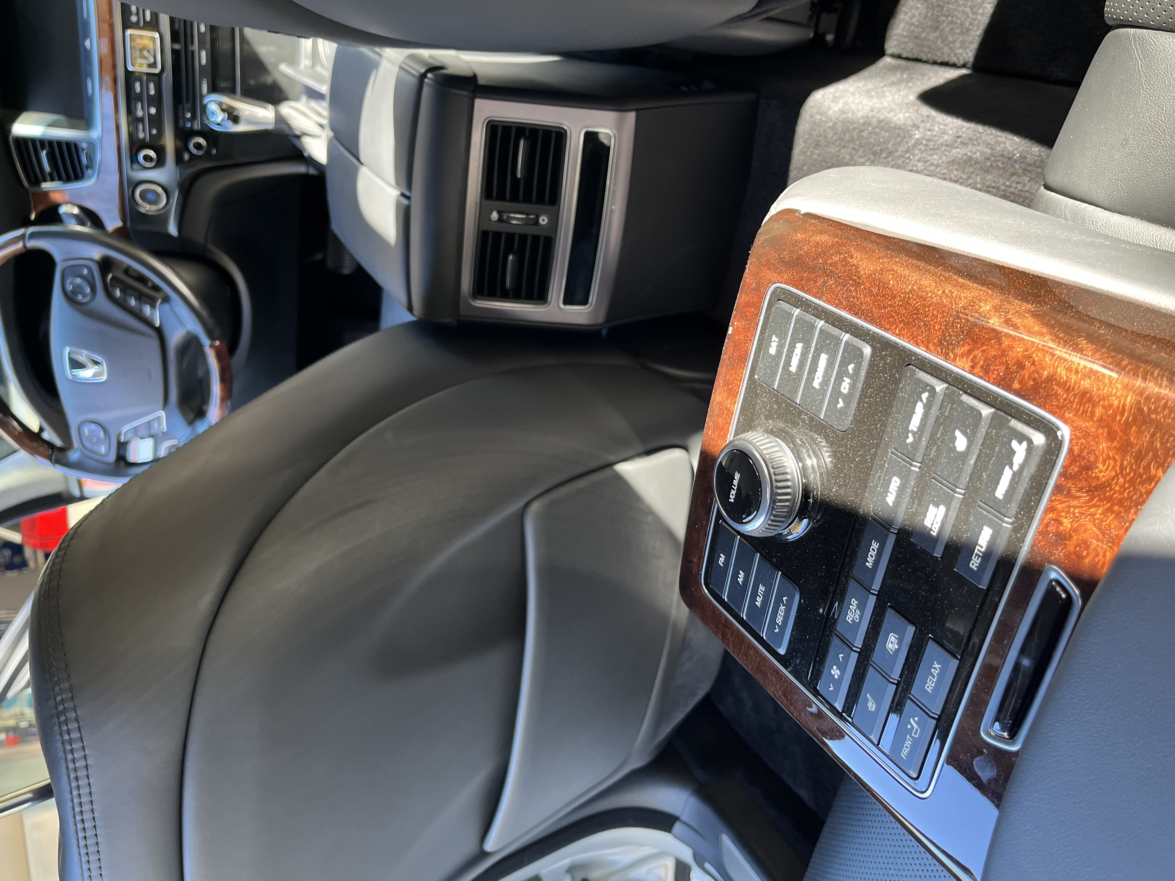 Used 2014 Hyundai Equus Signature RWD image 8