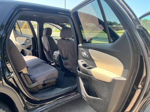 Used 2022 Chevrolet Traverse LS AWD/4WD image 9