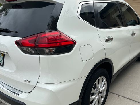 Used 2017 Nissan Rogue SV image 2