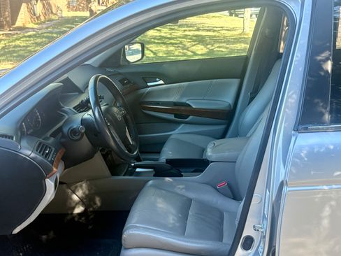 Used 2011 Honda Accord EX-L image 8