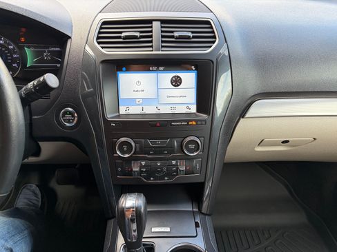Used 2018 Ford Explorer XLT w/ Equipment Group 202A AWD/4WD image 15