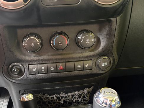 Used 2016 Jeep Wrangler Sahara AWD/4WD image 11
