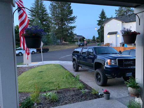 Used 2010 GMC Sierra 2500 SLE image 2