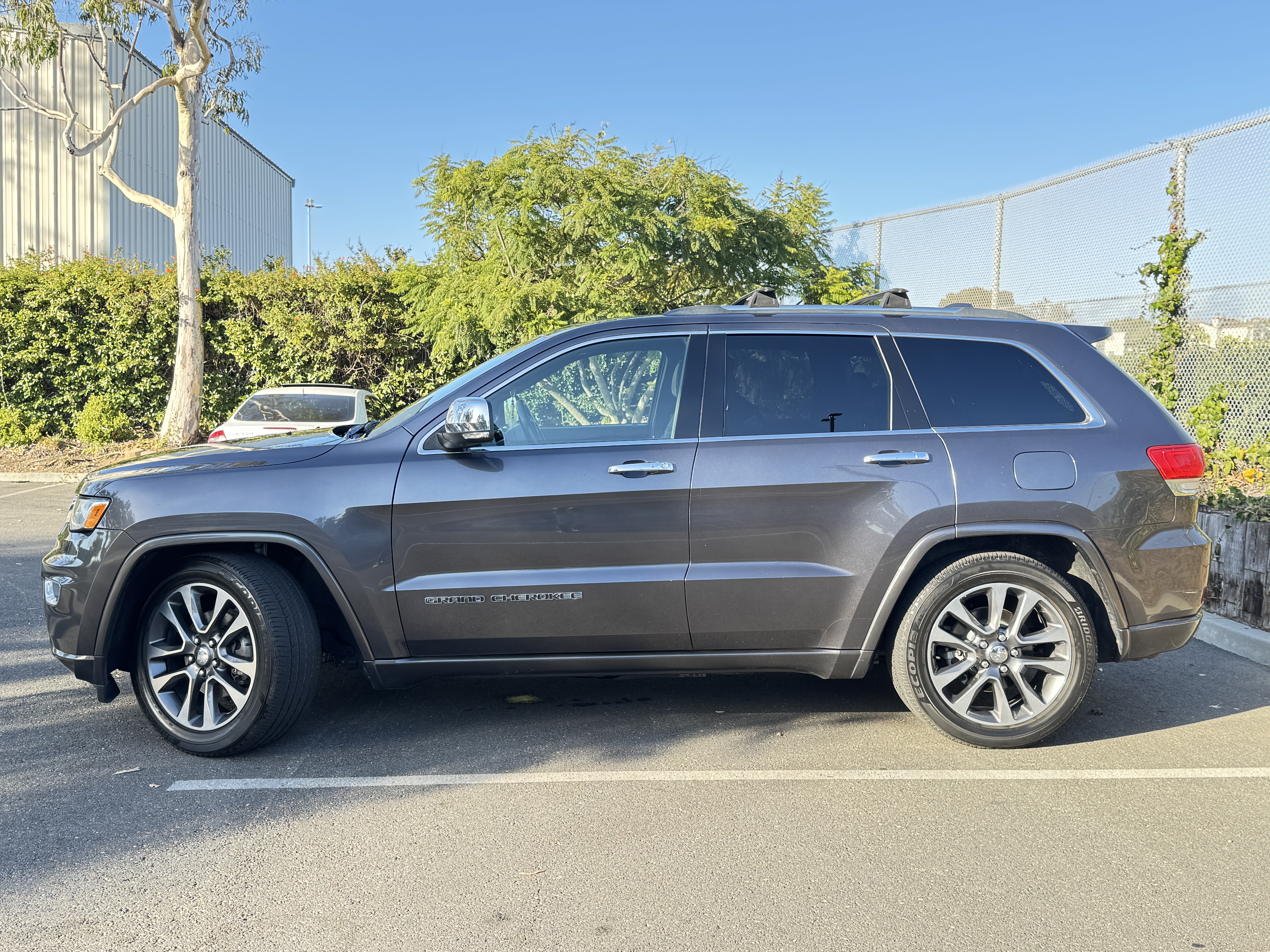 Used 2017 Jeep Grand Cherokee Overland AWD/4WD image 6
