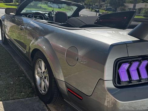 Used 2009 Ford Mustang Deluxe Convertible image 2