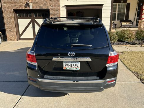 Used 2012 Toyota Highlander FWD w/ Tech Pkg image 11