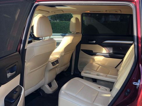 Used 2015 Toyota Highlander XLE image 18