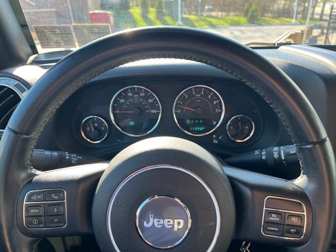 Used 2017 Jeep Wrangler Unlimited Sahara w/ Connectivity Group image 9