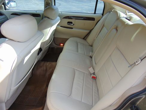 Used 2001 Lincoln Town Car Signature image 8
