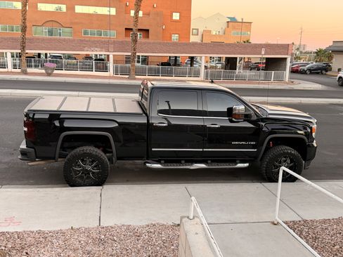 Used 2016 GMC Sierra 2500 Denali w/ Suspension Package, Off-Road image 9