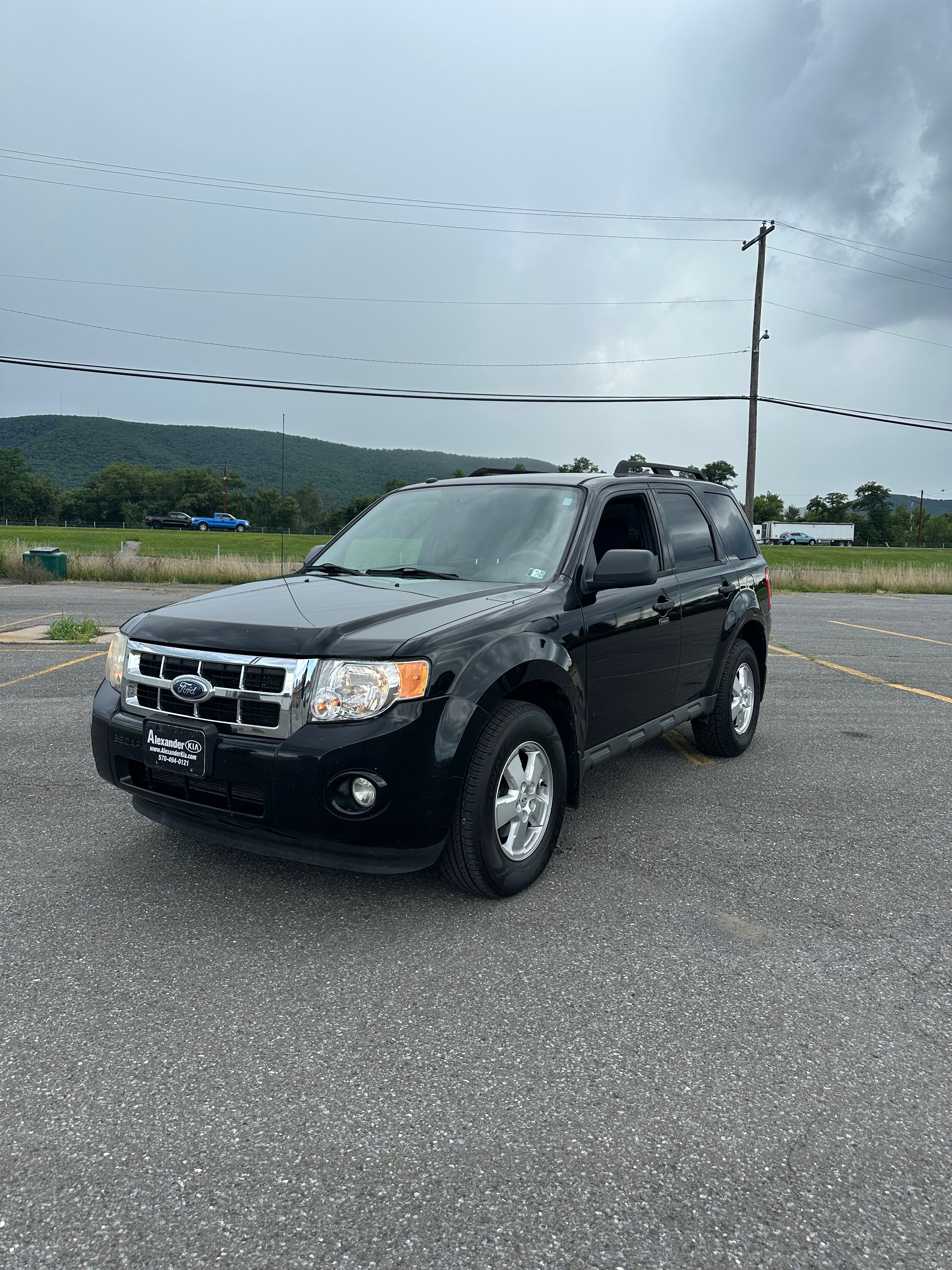 Used 2010 Ford Escape XLT AWD/4WD image 2