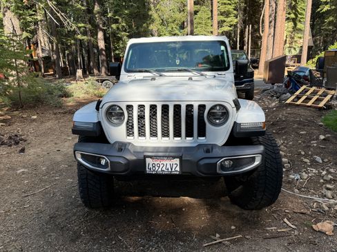 Used 2020 Jeep Gladiator Overland AWD/4WD image 6
