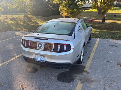 Used 2010 Ford Mustang Coupe image 2