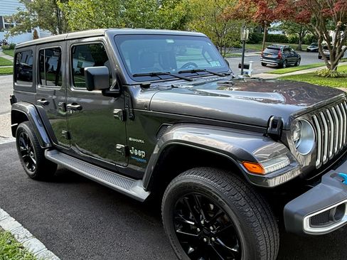 Used 2022 Jeep Wrangler Unlimited Sahara AWD/4WD image 6