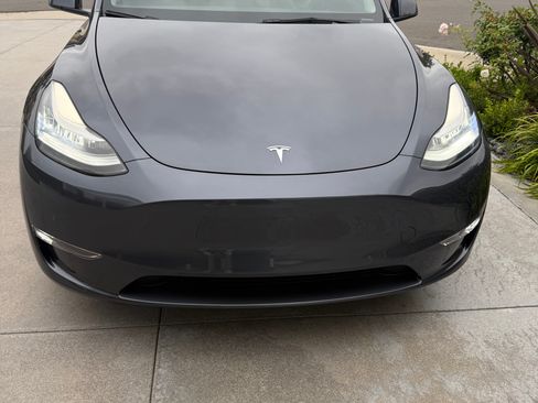 Used 2022 Tesla Model Y Long Range AWD/4WD image 1