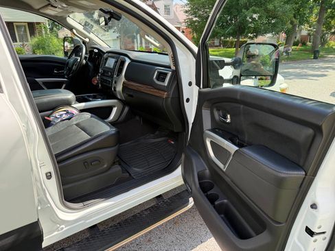 Used 2017 Nissan Titan SL w/ Off-Road Package AWD/4WD image 9