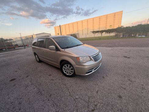 Used 2014 Chrysler Town & Country Touring FWD image 4