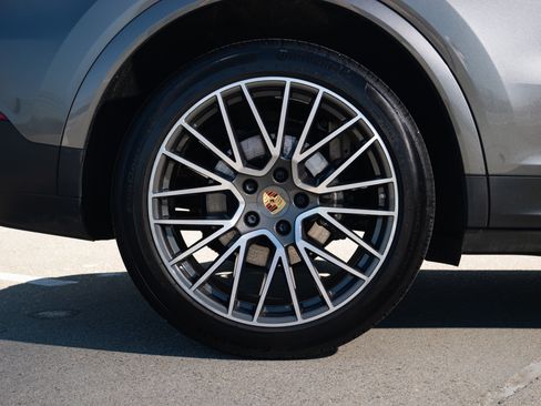 Used 2020 Porsche Cayenne Sport Utility 4D image 11