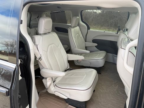 Used 2018 Chrysler Pacifica Limited w/ Tire & Wheel Group image 6