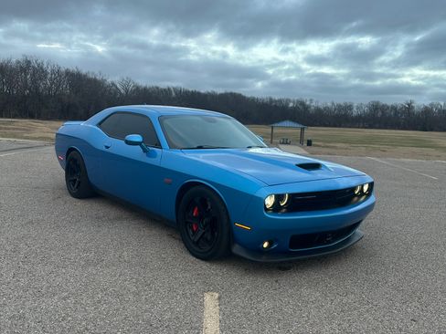 Used 2015 Dodge Challenger SRT w/ Technology Group image 2