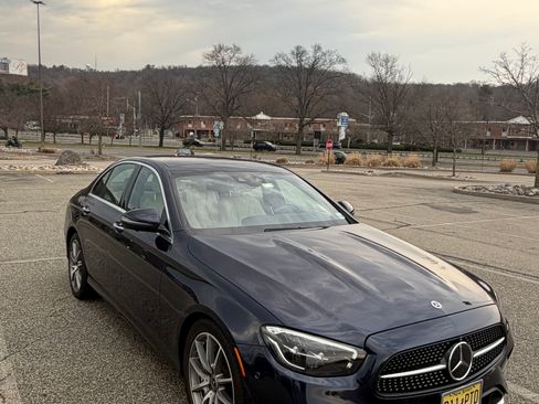 Used 2022 Mercedes-Benz E 350 4MATIC Sedan image 1