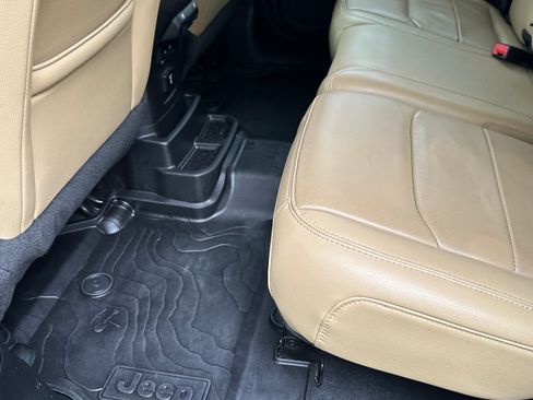 Used 2019 Jeep Wrangler Unlimited Sahara image 20