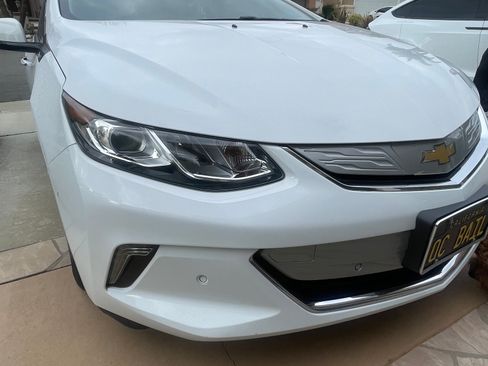 Used 2018 Chevrolet Volt Premier w/ Driver Confidence Package FWD image 12