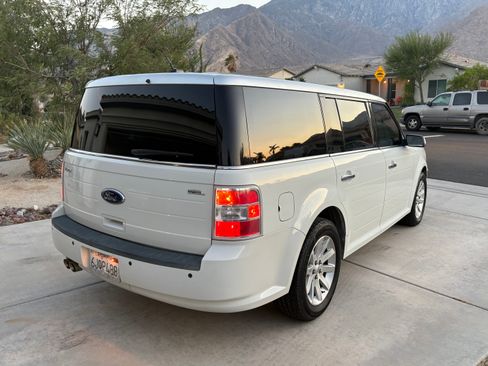 Used 2010 Ford Flex SEL FWD image 4