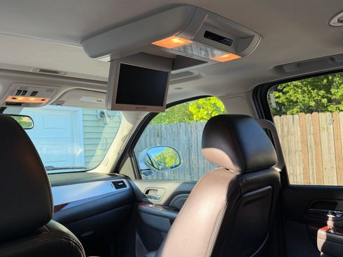 Used 2010 Cadillac Escalade ESV Premium AWD/4WD image 10