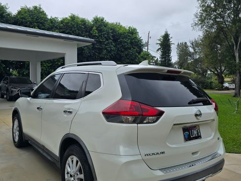 Used 2018 Nissan Rogue SV w/ Premium Package image 5