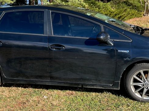 Used 2015 Toyota Prius V Five image 4