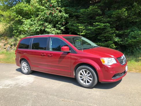 Used 2016 Dodge Grand Caravan SXT image 1