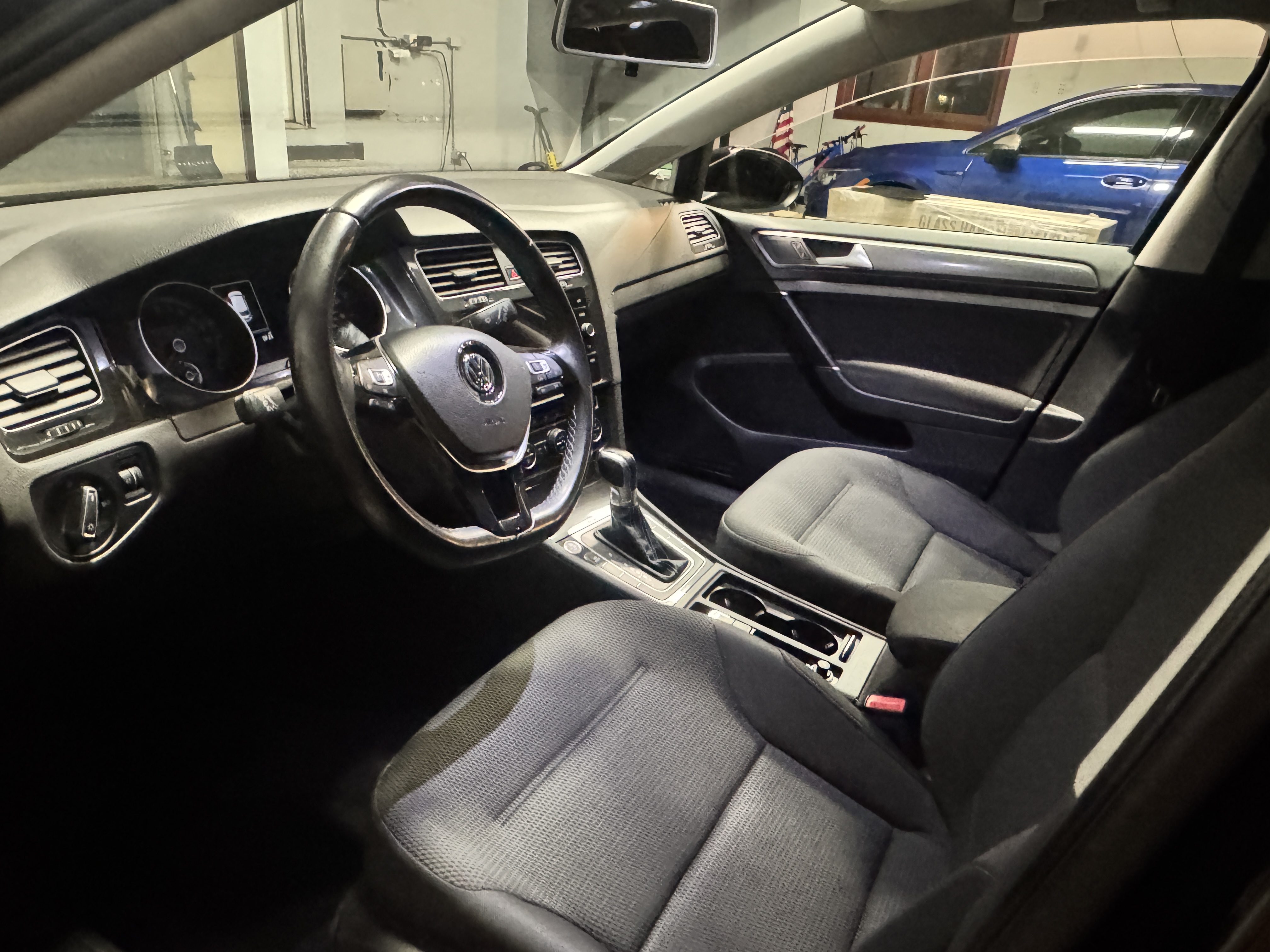Used 2018 Volkswagen e-Golf SE w/ DC Fast Charging Package FWD image 5