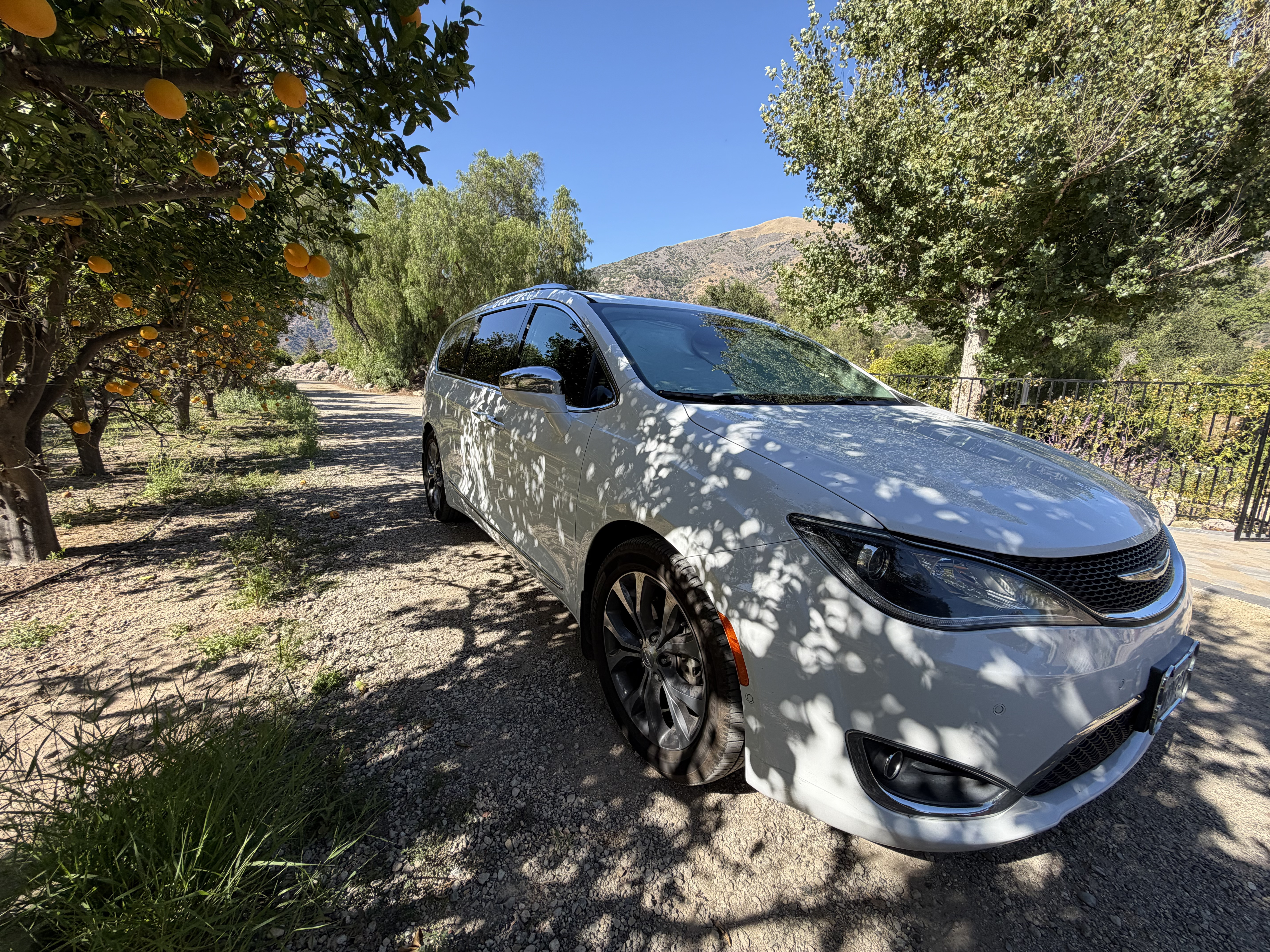 Used 2018 Chrysler Pacifica Limited w/ Tire & Wheel Group FWD image 8
