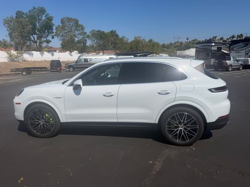 Used 2025 Porsche Cayenne E-Hybrid AWD/4WD image 1